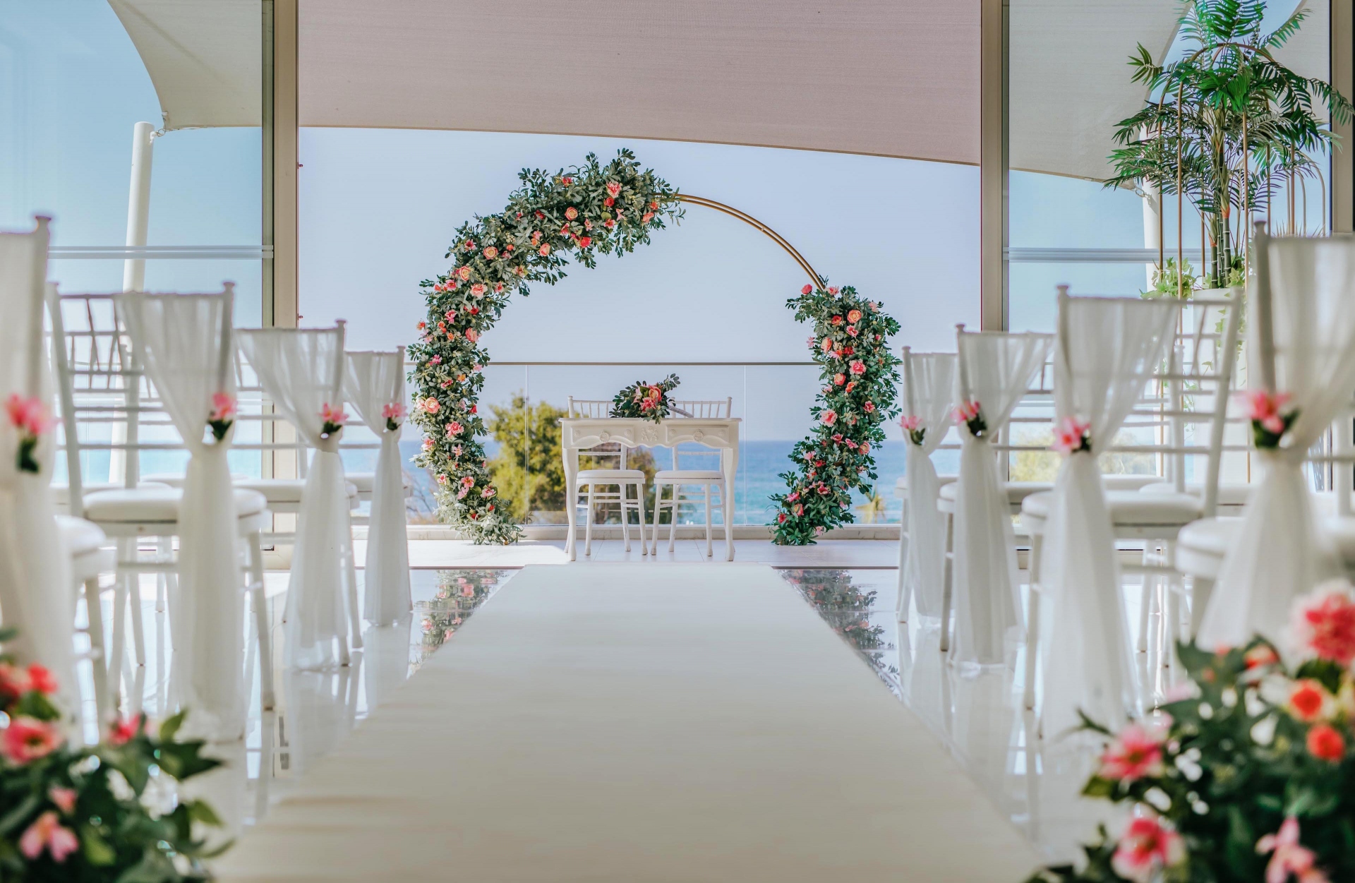 Book your wedding day in Louis Ivi Mare